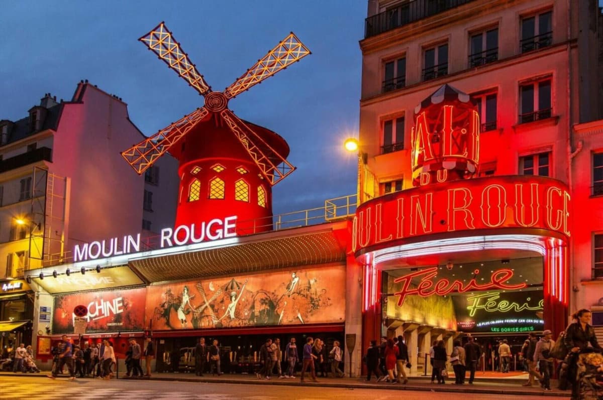 Paris Self-Guided Audio Tour: Eiffel Tower, Notre Dame Cathedral, Louvre Museum