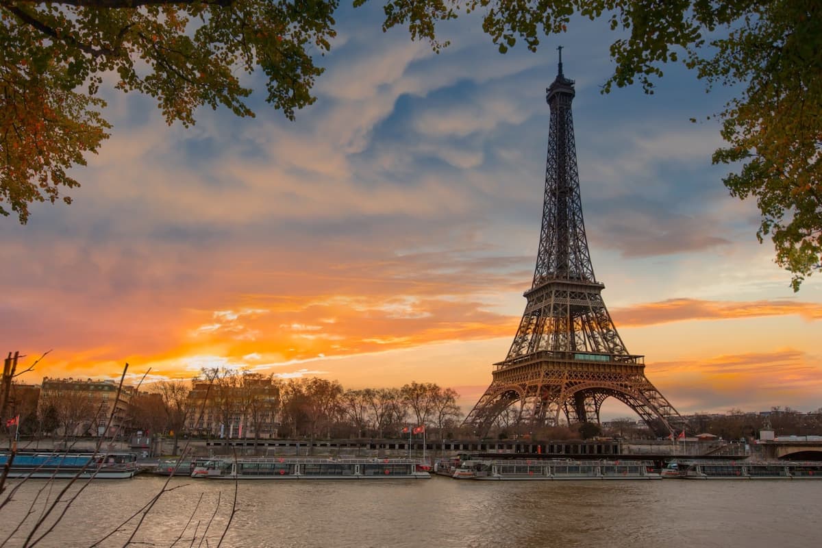 Moulin Rouge Cabaret Show with Drop-off Service and Seine River Cruise