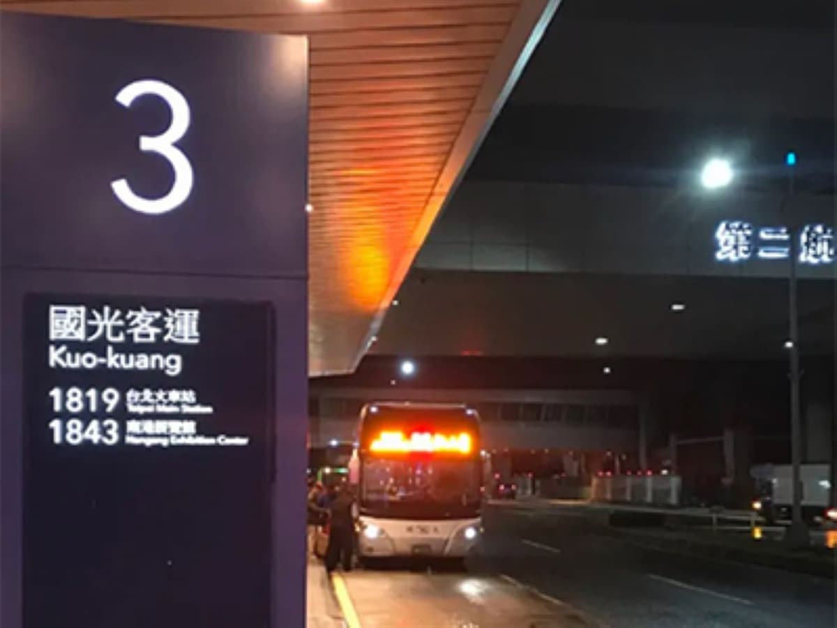 Kuo Kuang 1819 Bus Transfers from Taoyuan International Airport to Taipei Main Station