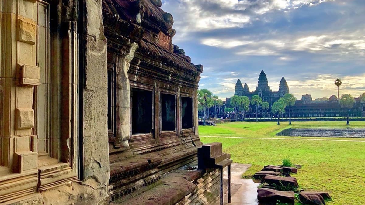 Kbal Spean Hiking Tour with Phnom Bakheng Sunset Experience