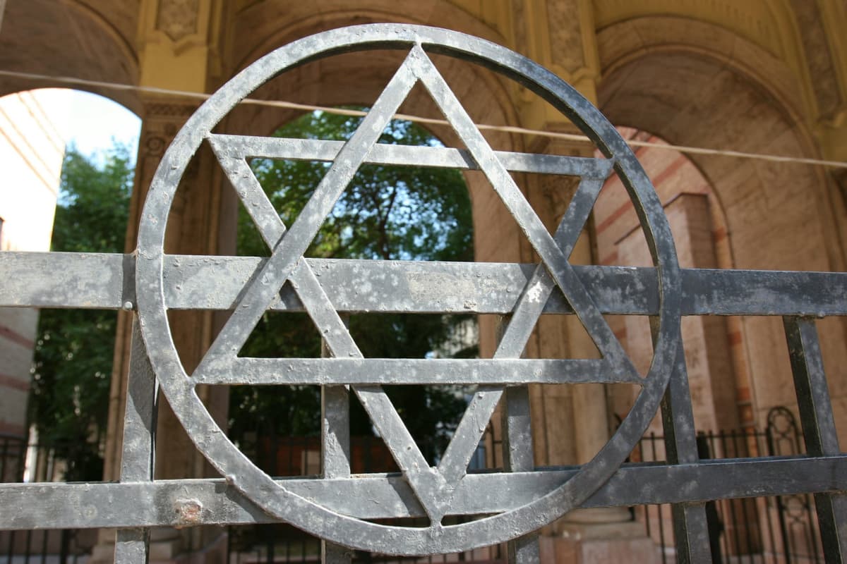 Great Synagogue Ticket + Jewish Quarter Guided Tour