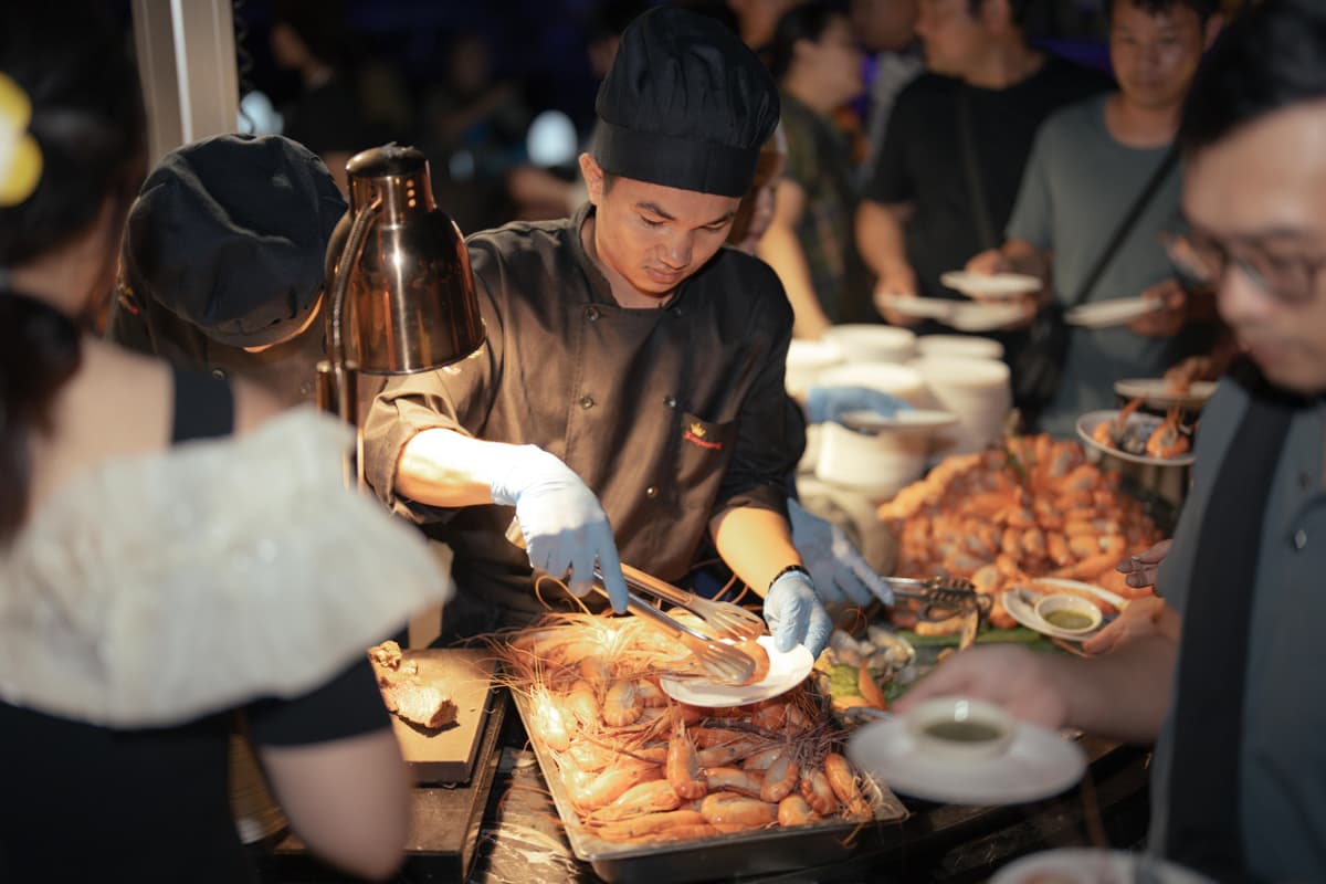 Chao Phraya River Dinner Cruise aboard The Planet Cruise