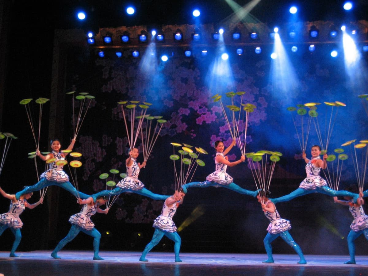 Acrobatic Show with Two-way Transfers