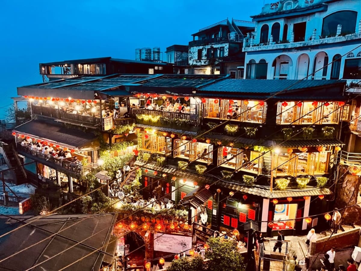 Jiufen Night Tour from Taipei: Jiufen Old Street, ShueiNanDong Golden Waterfall, Baoshishan Lookout