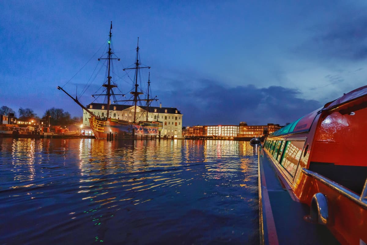 Amsterdam Canal Cruise Ticket with New York Pizza and Drinks