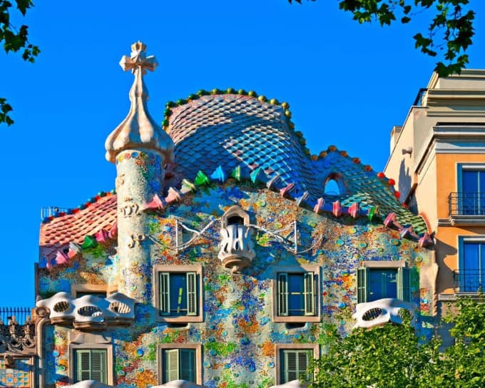 Gaudi Houses: Casa Vicens, Casa Batllo, Casa Mila Guided Tour in English, Mandarin, Korean